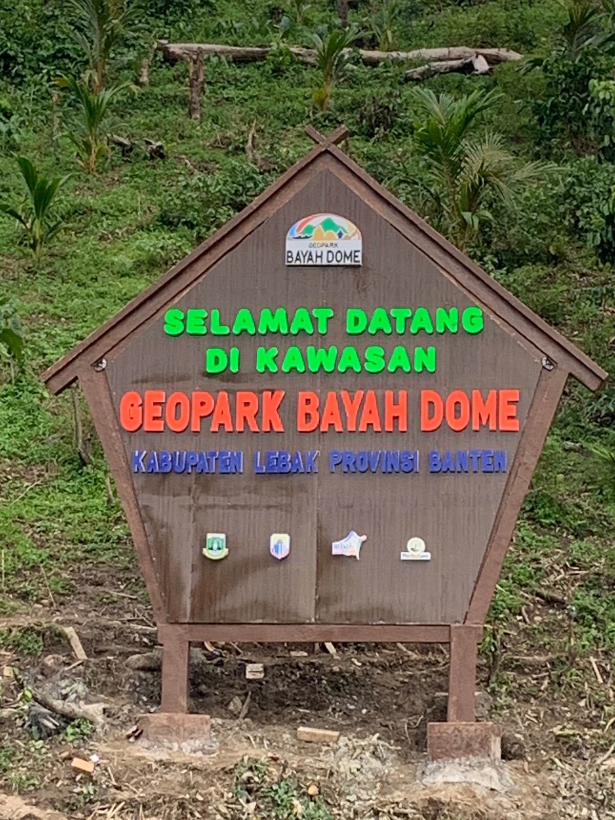 Landmark Selamat Datang di Kawasan Geopark Bayah Dome